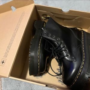 Dr. Martens Jadon platform SIZE 7